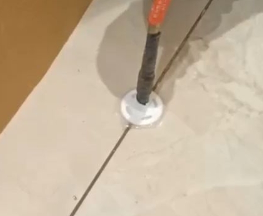 新平瓷砖空鼓维修公司专业解答瓷砖在铺贴过程中，如果没有涂抹均匀到位的粘结材料（如水泥砂浆或瓷砖胶），可能会导致以下问题