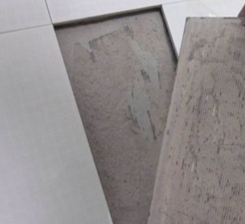 新平瓷砖空鼓维修公司分享瓷砖铺贴时如果打浆（即涂抹在瓷砖背面和基层上的砂浆或瓷砖胶）过少，会带来以下问题